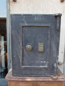 COFRE DE FERRO DE UMA PORTA ÉPOCA 900 cm L45xP45xH61